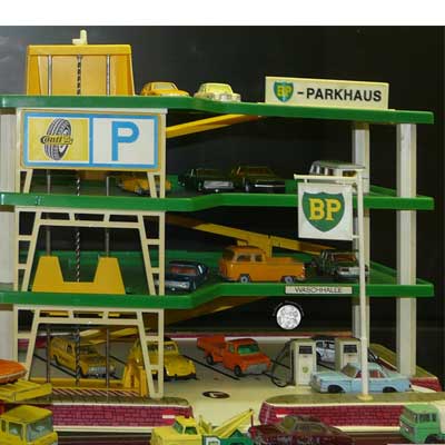 Tankstelle mit Hochgarage, Hersteller Mettoy, funktionierende Waschanlage