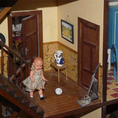 Selbst gebautes 1 zu 12 Puppenhaus