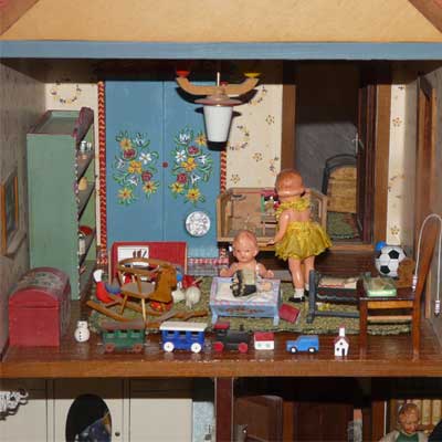 Selbst gebautes 1 zu 12 Puppenhaus