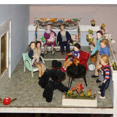 Terrasse mit Püppchen von Erna Meyer