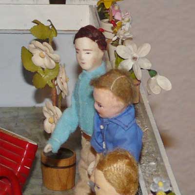 Terrasse mit Püppchen von Erna Meyer