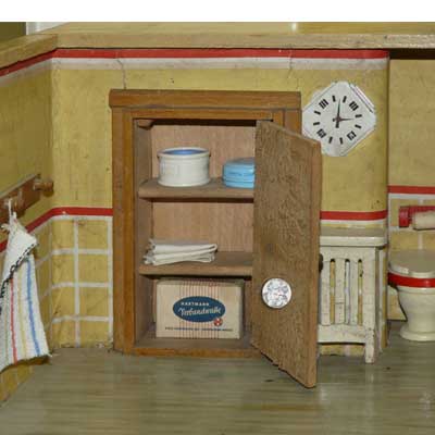 Badezimmer im Holzgehäuse mit großem Einbauschrank