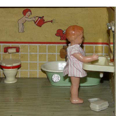 Badezimmer im Holzgehäuse mit großem Einbauschrank