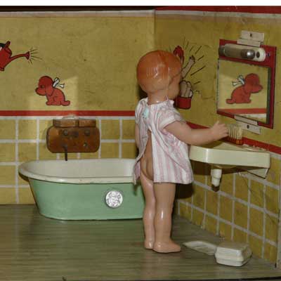 Badezimmer im Holzgehäuse mit großem Einbauschrank