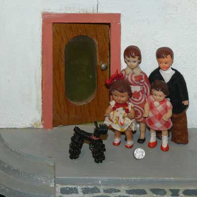 ARI-Püppchen vor dem Albin Schönherr Puppenhaus, DDR - Bild 1