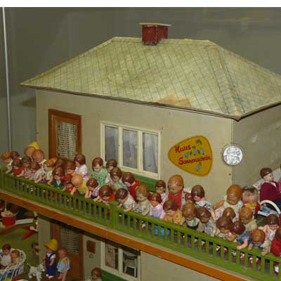 Haus Sonnenschein mit ganz vielen ARI-Püppchen9