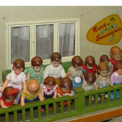 Haus Sonnenschein mit ganz vielen ARI-Püppchen9