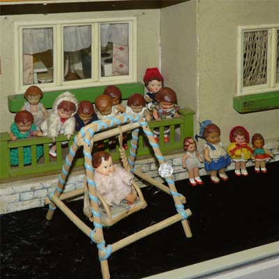 Haus Sonnenschein mit ganz vielen ARI-Püppchen9