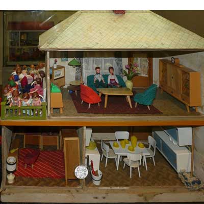 Haus Sonnenschein mit ganz vielen ARI-Püppchen