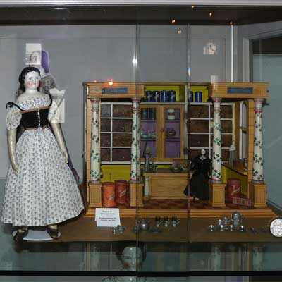 Biedermeierpuppe mit Kaufladen