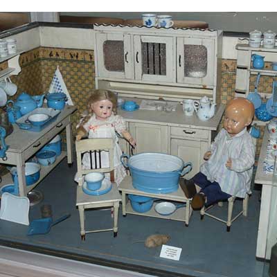 Puppenküche mit Zubehör von um 1920