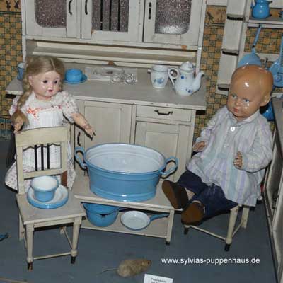 Puppenküche mit Zubehör von um 1920