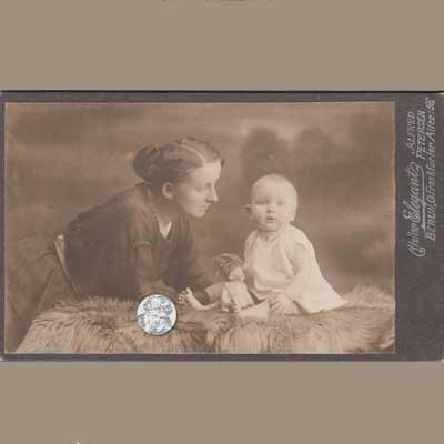 Carte de Visite Baby mit Puppe, vor 1900