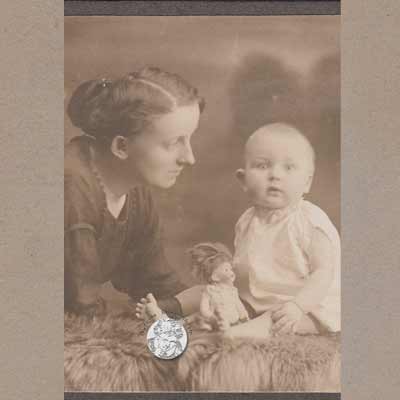 Carte de Visite Baby mit Puppe, vor 1900