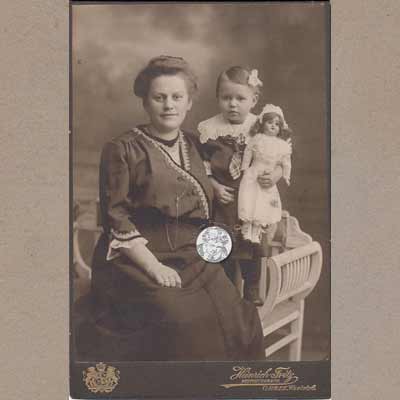 Kabinettfoto Kind mit Puppe von um 1900