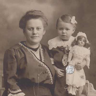 Kabinettfoto Kind mit Puppe von um 1900