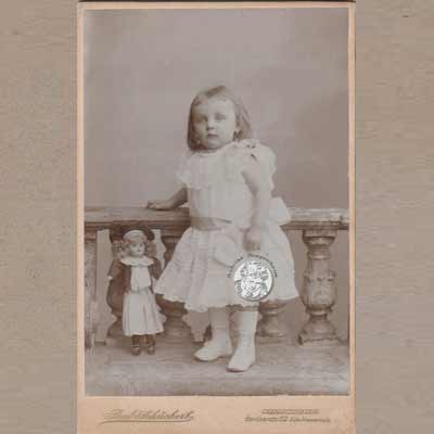 Foto AK Kind mit Puppe von vor 1900