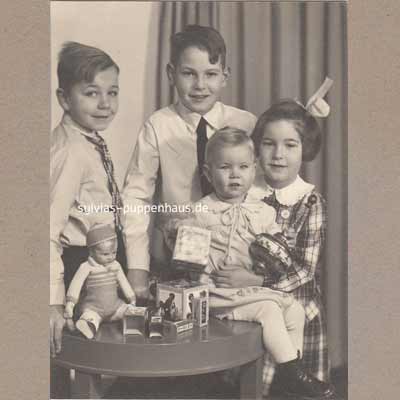 Kinder mit Käthe Kruse Puppe