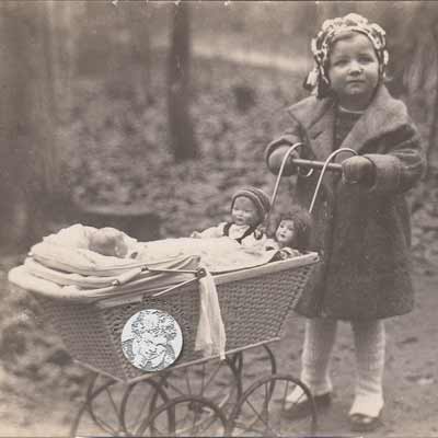 Foto AK Kind mit Puppe von vor 1920