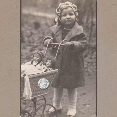 Foto AK Kind mit Puppe von vor 1920
