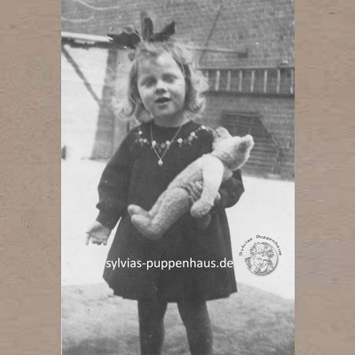 Meine Freundin Beate knapp 4 Jahre alt; 1941