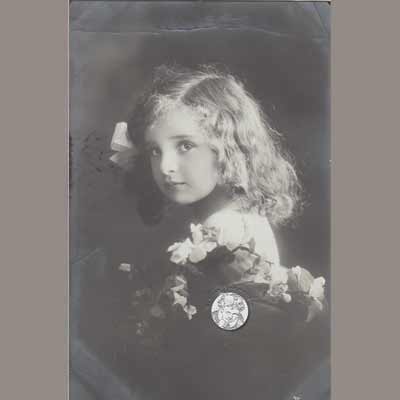 Foto AK Kind mit Blumen, um 1900