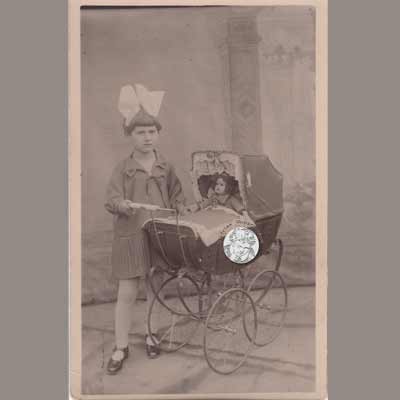 Foto AK Kind mit Puppenwagen, 1926