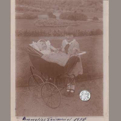 Foto AK Kind mit Puppenwagen, 1928