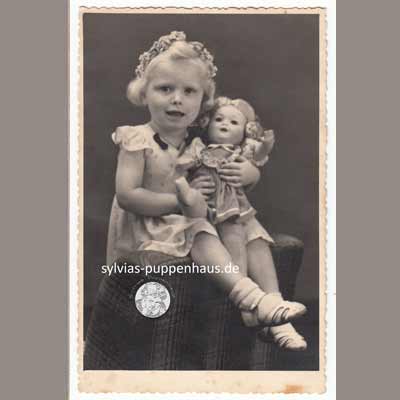 Foto kleines Mädchen mit Puppe