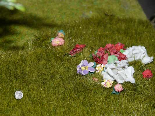 Der Garten mit Blumenladen links vom Haus