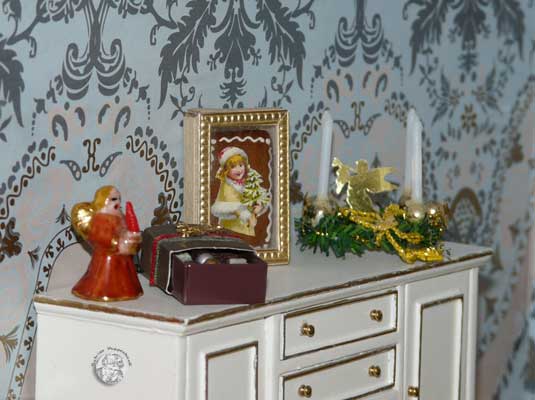 Den kleinen Adventskranz habe ich gebastelt.