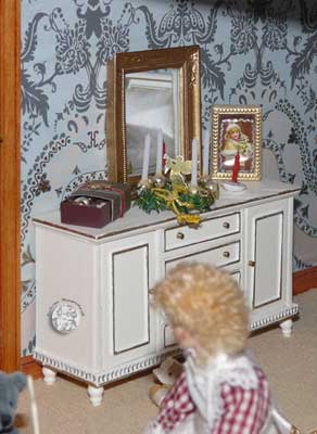 Große 1:12 Puppenstube, das Schlafzimmer rechts