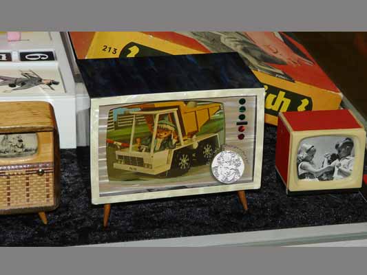 Fernseher links und Mitte - DDR, rechts - BRD
