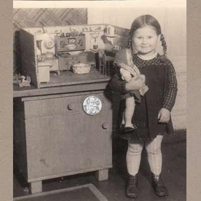 Kind mit Puppenküche und Kaufladen