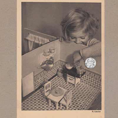 Kind spielt mit Puppenküche