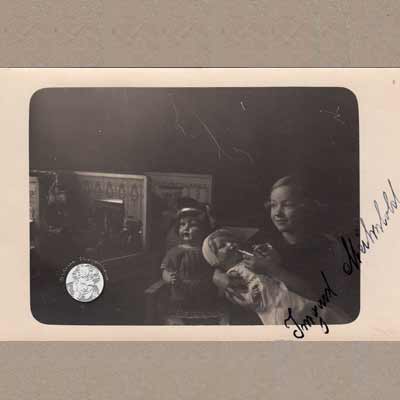 Kind mit Puppenstube, um 1900/1910