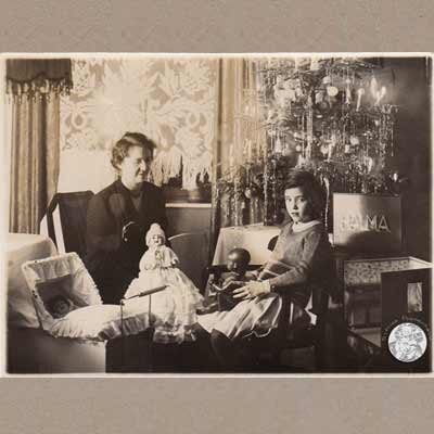 Kind mit Puppenstube, um 1910/1920