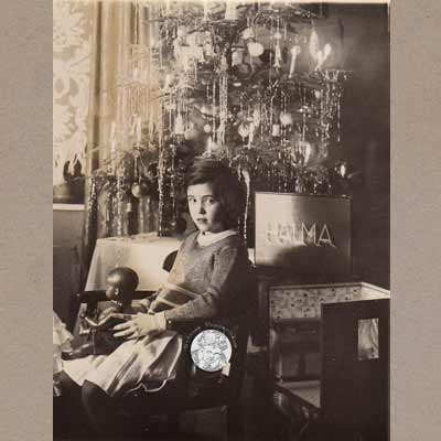 Kind mit Puppenstube, um 1910/1920