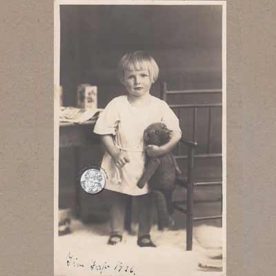 Fotopostkarte Kind mit Teddy von 1926