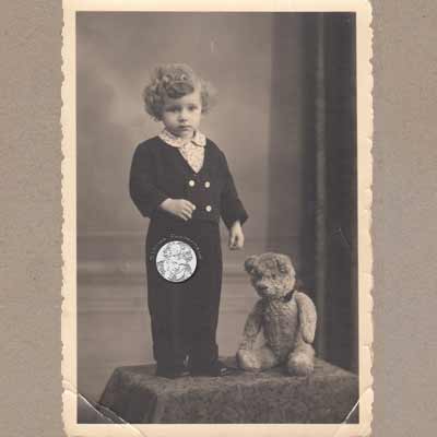 Fotopostkarte Kind mit Teddy, um 1900