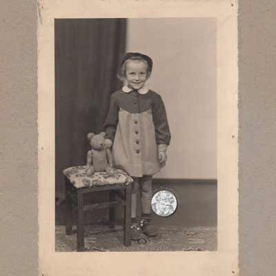 Fotopostkarte Kind mit Teddy, um 1910