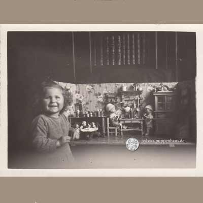 Kind mit Puppenstube, 1920er Jahre