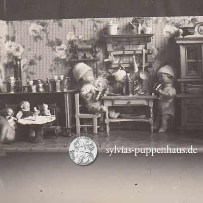 Kind mit Puppenstube, 1920er Jahre