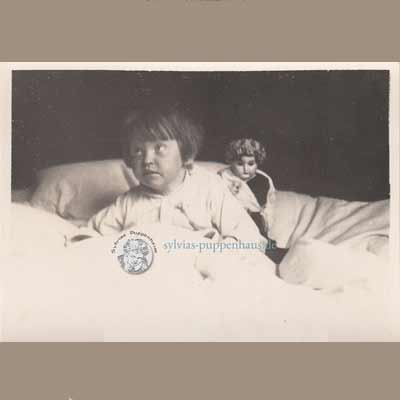 Kind mit Puppe, Foto von um 1900