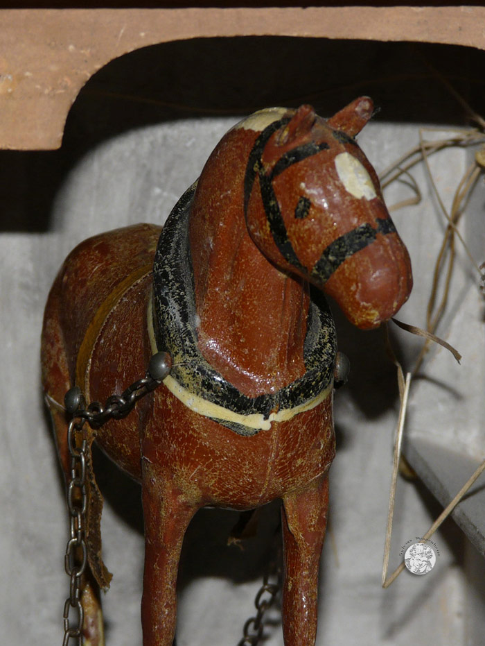 Antikspielzeug für Jungs - antiker Pferdestall von um 1910